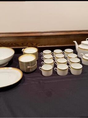 Richard Ginori White Porcelain Dinnerware Set with Gold Trim